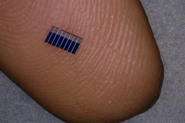 Tiny solar panels embedded in clothes can charge a mobile phone